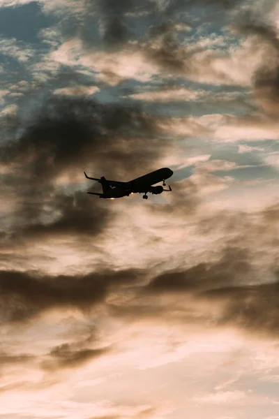 Silueta Avión Cielo Atardecer Con Nubes Dramáticas Espacio Copia —  Fotos de Stock