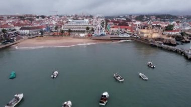 Cascais plajı, Lizbon, Portekiz - 30 Kasım 2022: Cascais Sahili 'nde xmas sezonu öncesinde dev dönme dolabın hava aracı görüntüsü kuruldu