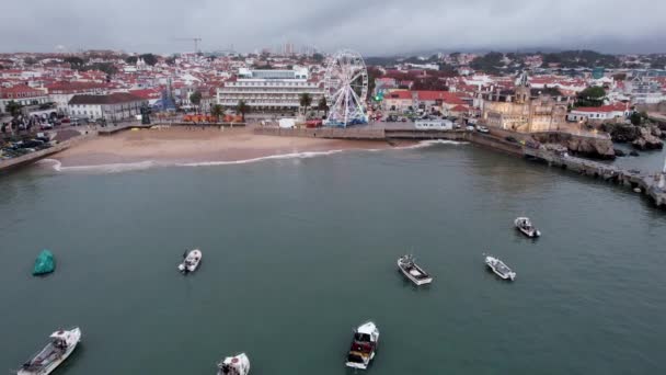 カスカイスビーチ リスボン ポルトガル 11月30 2022 巨大な観覧車の空中ドローンビューがXmasシーズンの前にカスカイスビーチで設定されています — ストック動画