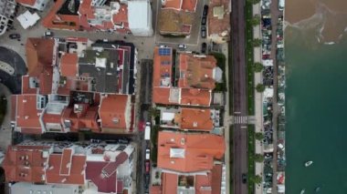 Portekiz, Cascais 'deki plajın yanındaki yerleşim yeri manzarası