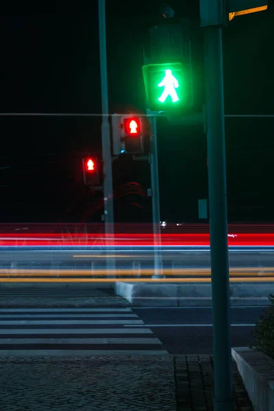 Czerwony Zielony Sygnał Przejścia Dla Pieszych Nocy Długi Ekspozycji — Zdjęcie stockowe