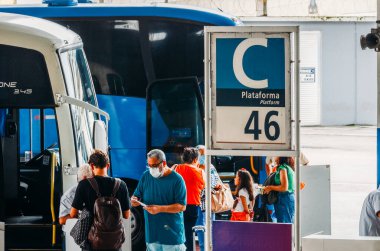 Rio de Janeiro, Brezilya - 28 Aralık 2022: Rio de Janeiro, Brezilya 'daki Novo Rio Otobüs Terminali yolcuları