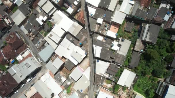 ブラジルのミナスジェライス州Manhuacuで撮影された典型的なブラジルの都市の街のトップダウンビュー — ストック動画