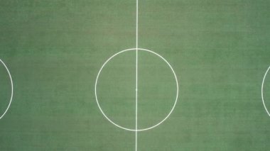 Yeşil futbol sahası, saat yönünde dönen futbol sahası. Yeşil, boş bir futbol sahasında ya da futbol sahasının ortasında tepeden aşağı görüş
