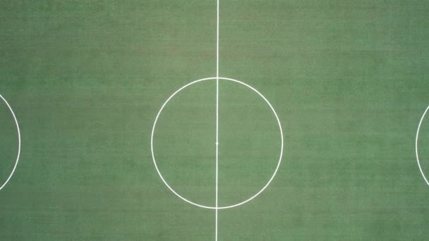 从空中俯瞰绿色足球 足球场顺时针旋转 空旷的足球场或足球场半圆形上的自上而下的视图 — 图库视频影像