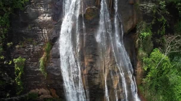 Schöne Drohnenaufnahme Eines Wasserfalls Minas Gerais Brasilien — Stockvideo