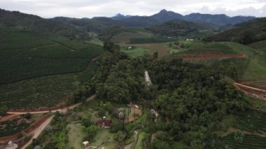 Brezilya 'nın Minas Gerais kentindeki bir şelalenin hava aracı manzarası.