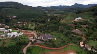 Manhuacu, Brezilya - 8 Ocak 2022: Manhuacu, Minas Gerais, Brezilya 'daki Castelo do Cafe' nin havadan yörüngesi kahve bazlı bir turistik eğlence merkezi.