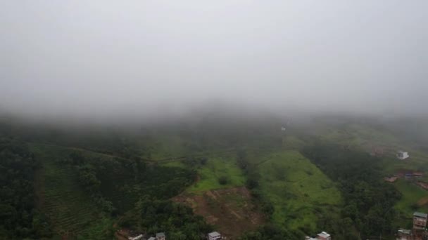 巴西米纳斯吉拉斯州一座山丘上方的云雾云雾造成的空中无人驾驶飞机坠落 — 图库视频影像