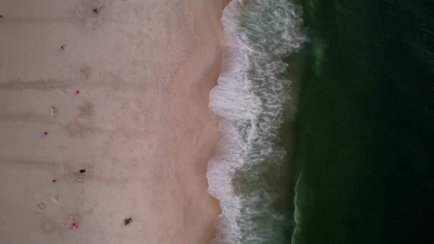 リオデジャネイロ ブラジル 夏の間に有名なコパカバーナビーチの海岸で破壊波のトップダウンの空中ビュー 空のビーチ — ストック動画