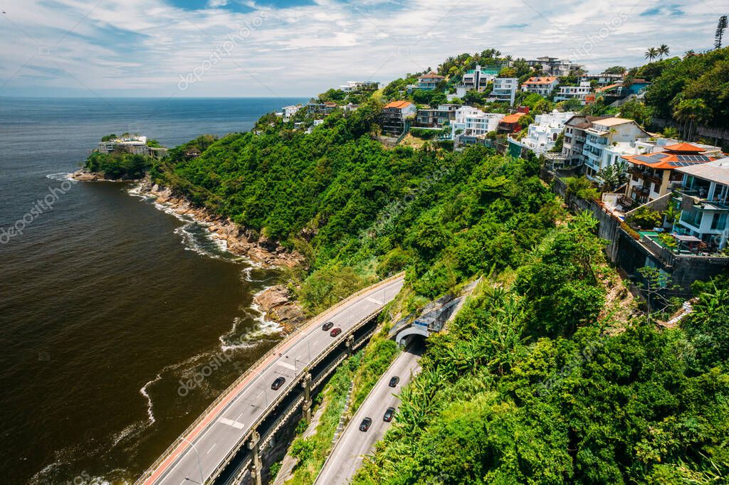 Vista aérea de drones de lujosas casas con vistas al Elevado do Joa en Río de Janeiro, Brasil