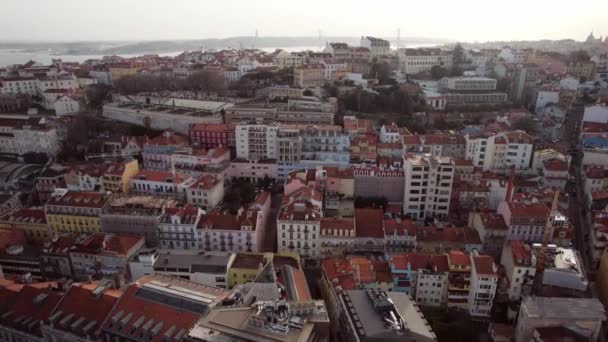 ポルトガルのリスボンにある4月25日の橋を含むベアロ アルトと周辺の都市景観のドローン撮影を明らかに — ストック動画