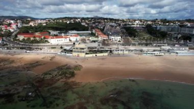 Tamariz Plajı 'nı yan tarayan hava aracı ve Estoril, Büyük Lizbon, Portekiz' de gezinti yapıyor. Arka planda ise Casino Estoril var.