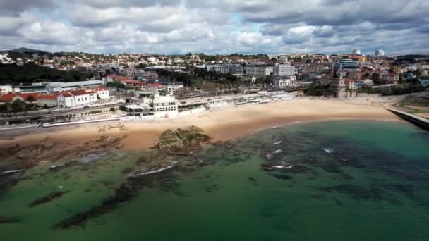 Aerial Drone Panning Tamariz Beach Promenade Estoril Μεγαλύτερη Λισαβόνα Πορτογαλία — Αρχείο Βίντεο