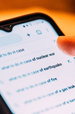 Distopian temaları arayan bir kadının arka plan görüntüsü - seçici odaklanma