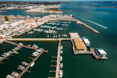 Portekiz 'in Algarve bölgesindeki Ria Formosa' daki bir feribot iskelesinden kalkan turistlerin hava aracı görüntüsü.