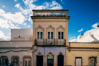 Portekiz 'in Olhao şehrinde yer alan Algarve Vintage tarzı binaların tipik mimarisi.
