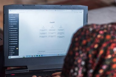 Lizbon, Portekiz - 26 Mart 2023: ChatGPT kullanan bir kadının tasviri, OpenAI tarafından geliştirilen yapay zeka sohbet robotu