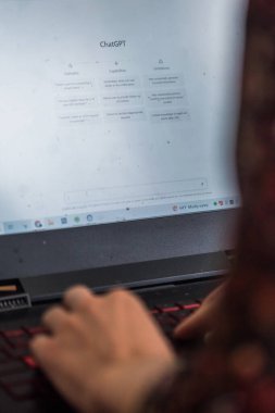 Lizbon, Portekiz - 26 Mart 2023: ChatGPT kullanan bir kadının tasviri, OpenAI tarafından geliştirilen yapay zeka sohbet robotu