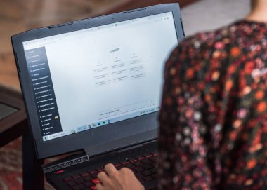 Lizbon, Portekiz - 26 Mart 2023: ChatGPT kullanan bir kadının tasviri, OpenAI tarafından geliştirilen yapay zeka sohbet robotu