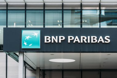 Madrid, İspanya - 1 Nisan 2023: Madrid, İspanya 'daki BNP Paribas Bank' ın bir şubesinin önünde imzala