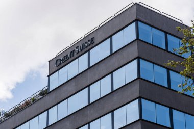 Madrid, İspanya - 1 Nisan 2023: Credit Suisse Madrid genel merkezinin ön cephesinde bir işaret