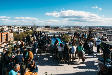 Madrid, İspanya - 1 Nisan 2023 Madrid Güzel Sanatlar Çemberi çatı barı. Circulo de Bellas Artes 'in (CBA) çatısı Madrid' in en iyi ve en görkemli manzaralarından birine sahiptir..