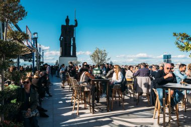 Madrid, İspanya - 1 Nisan 2023 Madrid Güzel Sanatlar Çemberi çatı barı. Circulo de Bellas Artes 'in (CBA) çatısı Madrid' in en iyi ve en görkemli manzaralarından birine sahiptir..