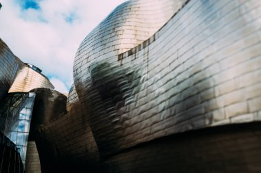 Bilbao, Köprü - 2 Nisan 2023: İspanya 'nın Bilbao kentindeki Guggenheim Müzesi' nin bir alanında yansıma