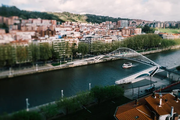 Vista Alta Prospettiva Persone Che Attraversano Ponte Zubizuri Bilbao Spagna — Foto Stock