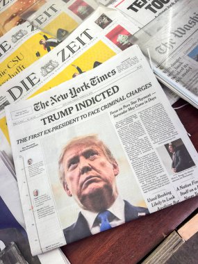 New York Şehri, New York - 4 Nisan 2023: New York gazetelerinin manşetleri, eski başkan Donald Trump 'ın suçlandığının daha önceki günlerde duyurulduğunu bildiriyor