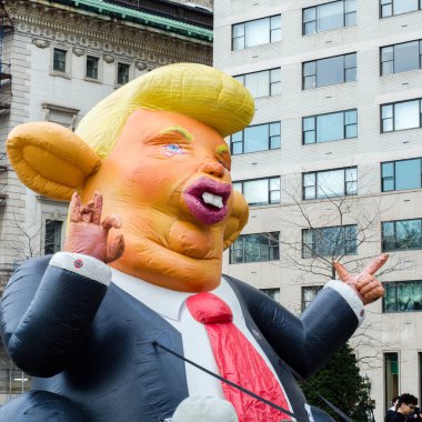 New York City, New York - 4 Nisan 2023 Donald Trump 'ın New York' taki bir sıçana benzeyen dev zeplin