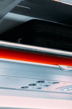 Ticari uçağın el bagajı bölmesinde..