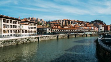 Bilbao, İspanya - 5 Nisan 2023: Nervion Nehri üzerinde İspanya 'nın Bilbao kentinin manzarası