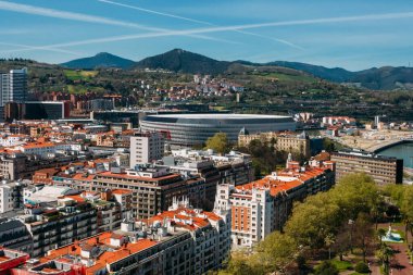 Atletico Bilbao 'nun evi San Mames Stadyumu da dahil olmak üzere Bilbao Şehir Merkezi' nin insansız hava aracı görüntüsü.