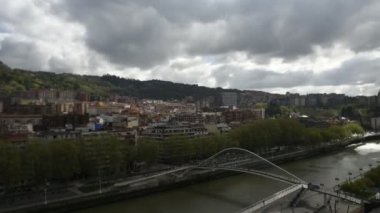 İspanya 'nın Bilbao kentindeki Zubizuri köprüsündeki yayaların hava görüntüsü seçici odak etkisi