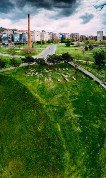 Беспилотный Вертикальный Панорамный Вид Парк Эчебаррия Бильбао Деревьями Газоном Зданиями — стоковое фото