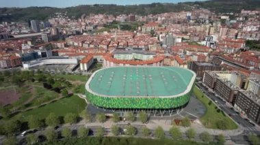 Bilbao, İspanya - 5 Nisan 2023: Bilbao Arena 'nın havadan insansız hava aracı görüntüsü, basketbol maçlarına veya konserlere ev sahipliği yapma kapasitesine sahip kapalı bir alan.