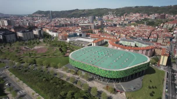 スペインのビルバオ 2023年4月5日 バスケットボールやコンサートのために10 000人を収容する能力を持つ屋内アリーナ ビルバオアリーナの空中ドローン軌道ビュー — ストック動画