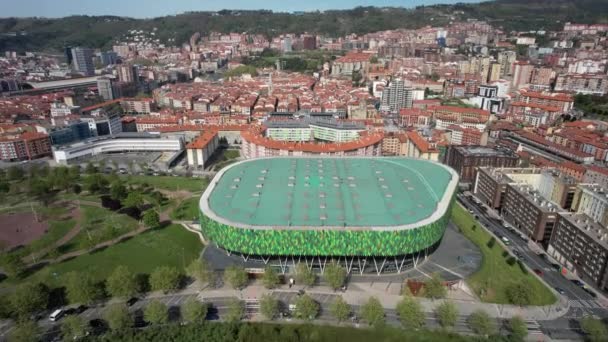 スペインのビルバオ 2023年4月5日 空中ドローンは バスケットボールゲームやコンサートのために10 000人をホストする能力を持つ屋内アリーナ ビルバオアリーナのビューを傾ける — ストック動画