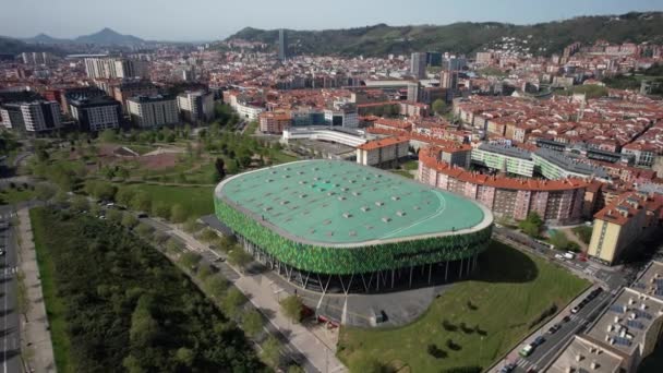 Bilbao Spanje April 2023 Luchtdrone Kantelt Zicht Bilbao Arena Een — Stockvideo
