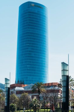 Bilbao, İspanya - 7 Nisan 2023: Gökdelen Iberdrola çerçevesi, elektrik üretimi dünyasının en büyük 10 şirketinden biri