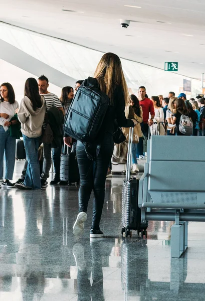 Μπιλμπάο Ισπανία Απριλίου 2023 Επιβάτες Έτοιμοι Επιβιβαστούν Αεροπλάνο Στο Διεθνές — Φωτογραφία Αρχείου