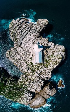 İspanya 'da Santander Körfezi' nin girişinde deniz feneri ve Mouro Adası 'nın havadan aşağı manzarası.