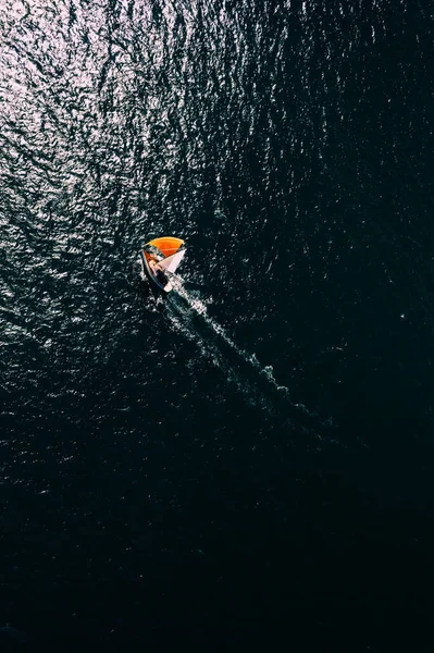 Luftaufnahme Eines Orangefarbenen Segelbootes Wasser Von Oben — Stockfoto