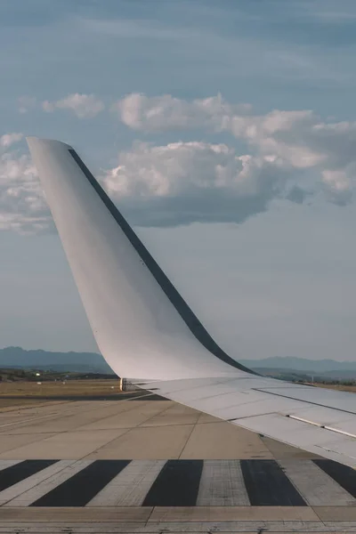 Blick Aus Dem Bullauge Flügel Eines Flugzeugs Das Bei Sonnenuntergang — Stockfoto