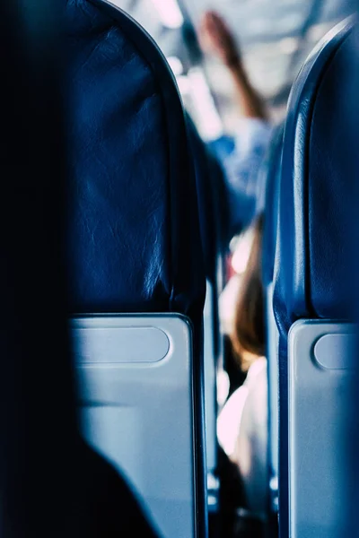 飛行中の昼間に青い飛行席と廊下を持つ空の現代航空機のインテリア — ストック写真