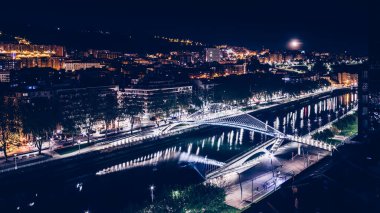 Bilbao cityscape ve yaya zubizuri Köprüsü'nde gece, Bilbao, Bask Ülkesi, İspanya.