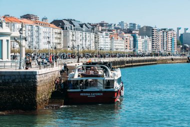 Santander, İspanya - 6 Nisan 2023: Deniz kıyısı, Santander Körfezi, Cantabria.