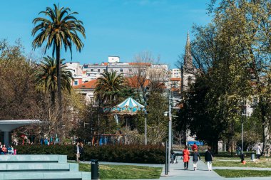 Santander, İspanya - 6 Nisan 2023: Deniz kıyısındaki geleneksel binalar, Santander Körfezi, Cantabria.